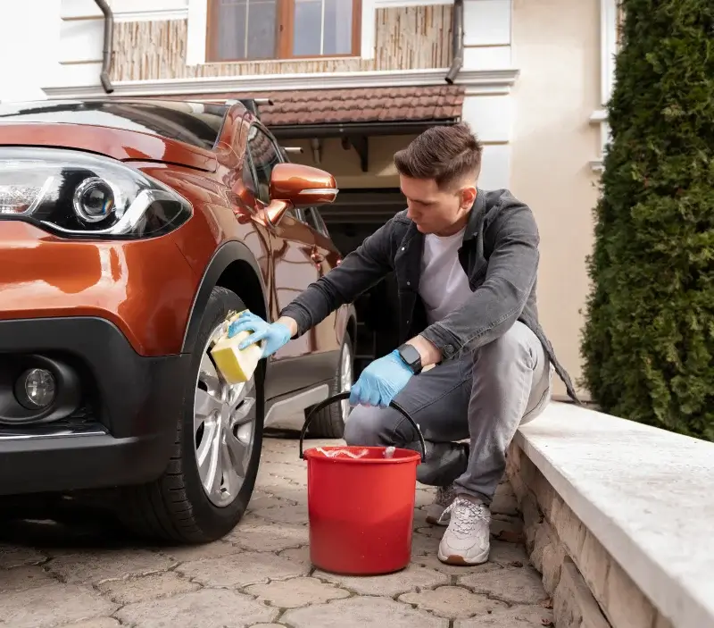Lavage auto à domicile Villeneuve-la-Guyard : professionnel intervenant sur un véhicule